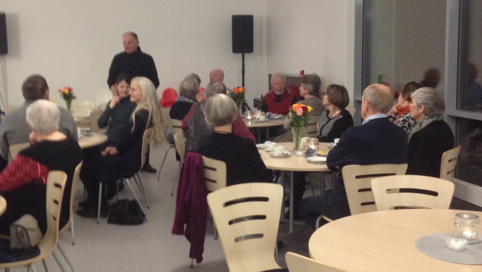 Vi drikker kaffe i et stort, lyst lokale som vil benyttes til arrangementer. Vi drikker kaffe i et stort, lyst lokale som vil benyttes til arrangementer.