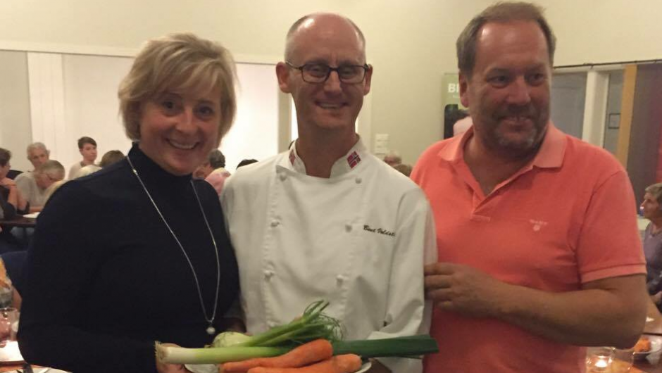 Bent Voldstad, Liv Hodtvet og Roar Ree kirkevold servert suppe. Bent Voldstad, Liv Hodtvet og Roar Ree Kirkevold serverte suppe.