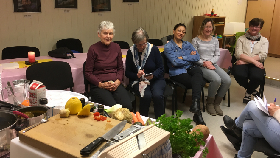 Foto: Evelyn Rabbe Damen noterer flittig....