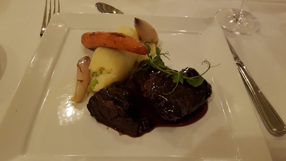 Langtidsbraisert oksekjake. Foto: Linda M. Gusland. Langtidsbraisert oksekjake. Foto: Linda M. Gusland.