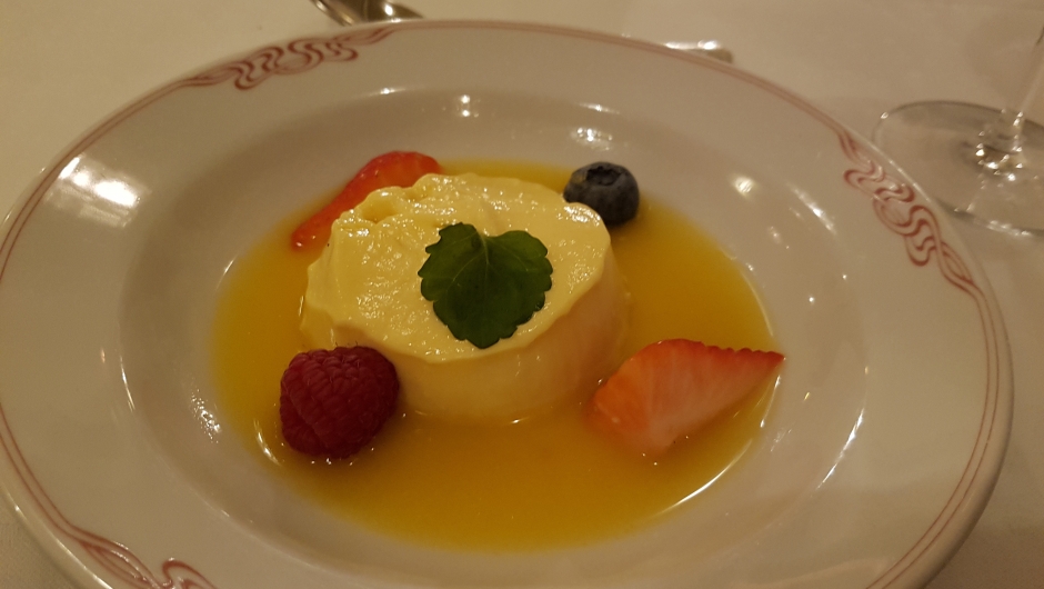 Pasjonsfruktkrem med bær. Foto: Linda M. Gusland. Pasjonsfruktkrem med bær. Foto: Linda M. Gusland.