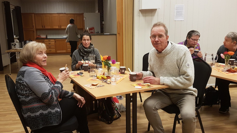 Torunn B Solberg, Ingvild Stomsvik og Niels Geelmuyden. Anne Berit Finden og Randi Sveberg i bakgrunnen. Torunn B Solberg, Ingvild Stomsvik og Niels Geelmuyden. Anne Berit Finden og Randi Sveberg i bakgrunnen.