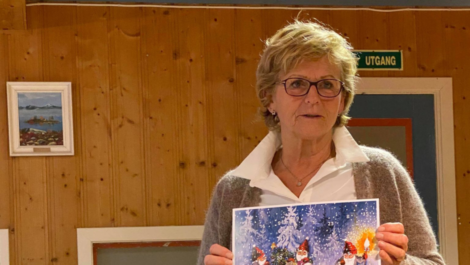 Liv Borghild viser frem og informerer om adventskalenderen.