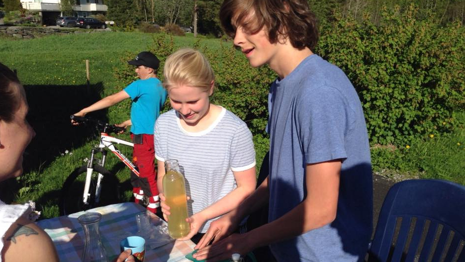Servering av løvetannsaft på Opeland