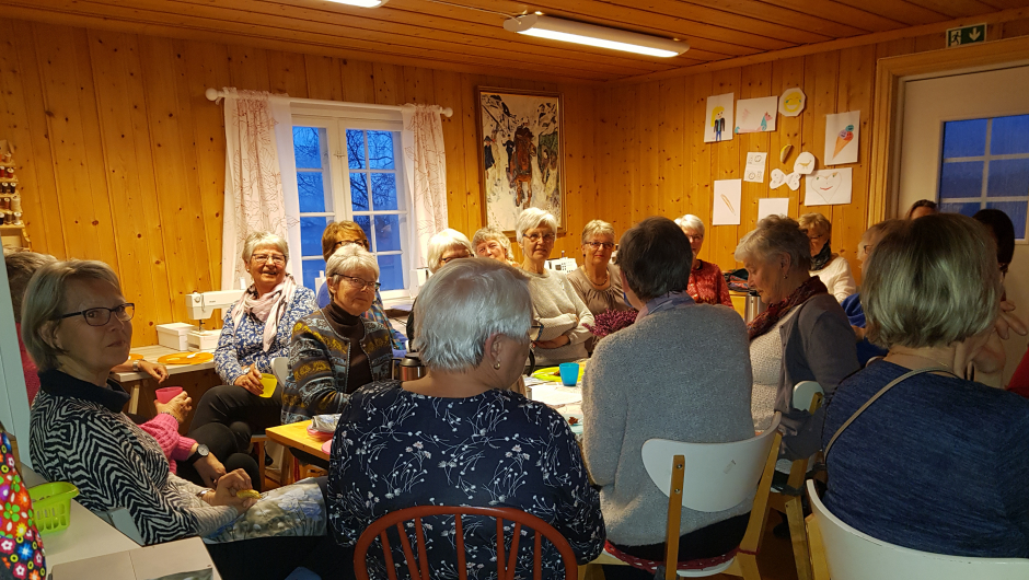 Husflidslokalene med 33 bygdekvinner.. "Stua full"