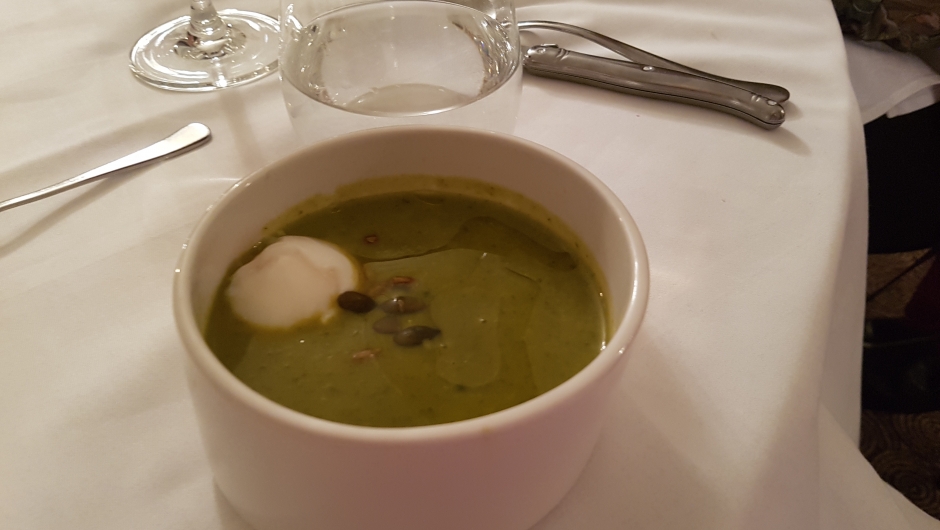 Grønnkålsuppe med posjert egg.