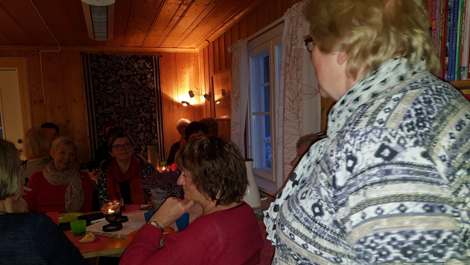 Marit Aashaug fra Husflidslaget forteller Marit Aashaug forteller