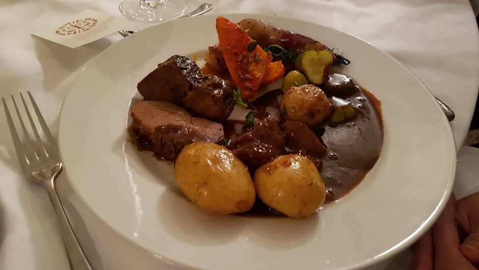 Storfekjøtt, poteter og bakte grønnsaker.