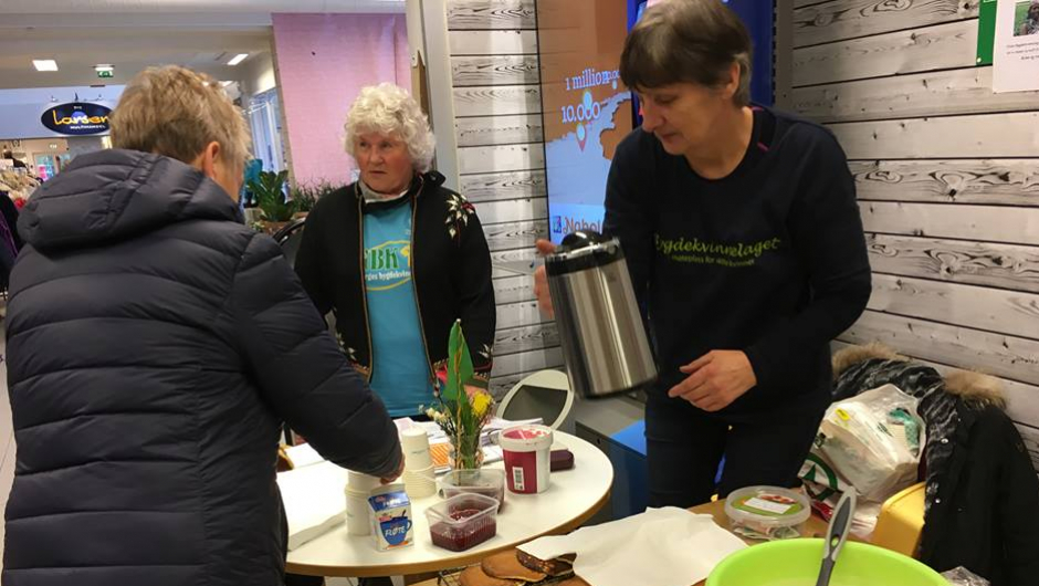 Karin Korsvik og leiaren Britt Padøy, (Bilete frå Lilliann Drønen )