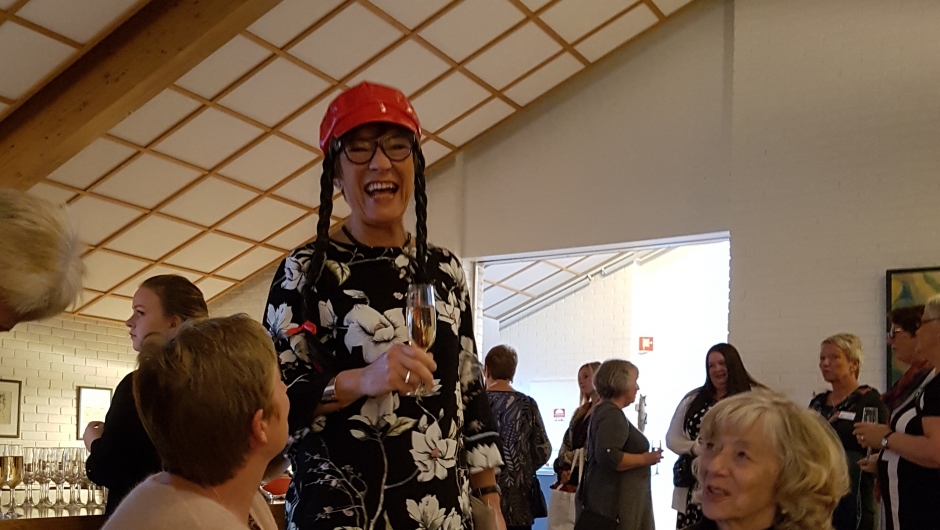 Jorun Henriksen med en av sine mange festlige hatter i løpet av helga