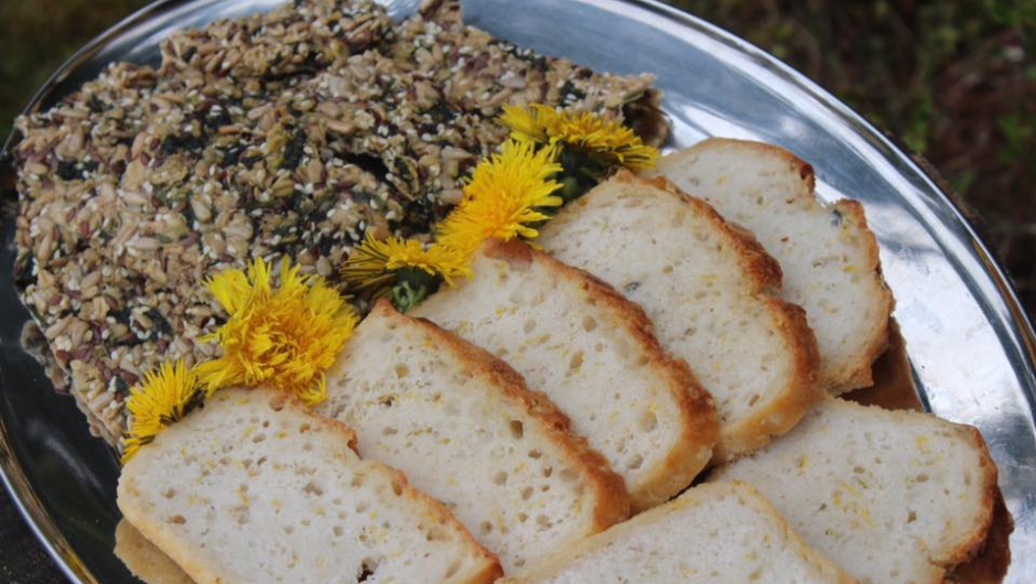 Speltbrød med bjørkesevje og løvetann. Knekkebrød med brennesle. Speltbrød med bjørkesevje og løvetann. Knekkebrød med brennesle.