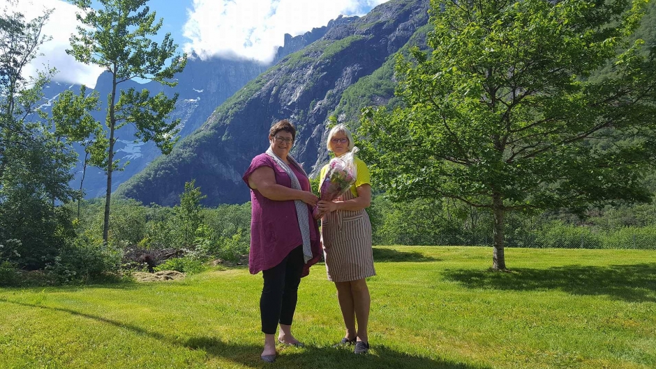 Fylkesleder overrekker blomster til Solveig Brøste Sletta Fylkesleder overrekker blomster til Solveig Brøste Sletta