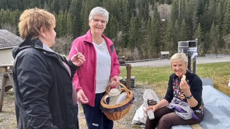 Brita Knapstad kjem alltid med mat og drikke til oss. Foto Liv Kolskår.