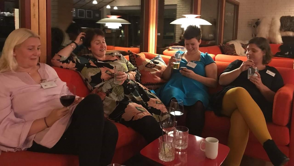 Sosialt samvær på kvelden.