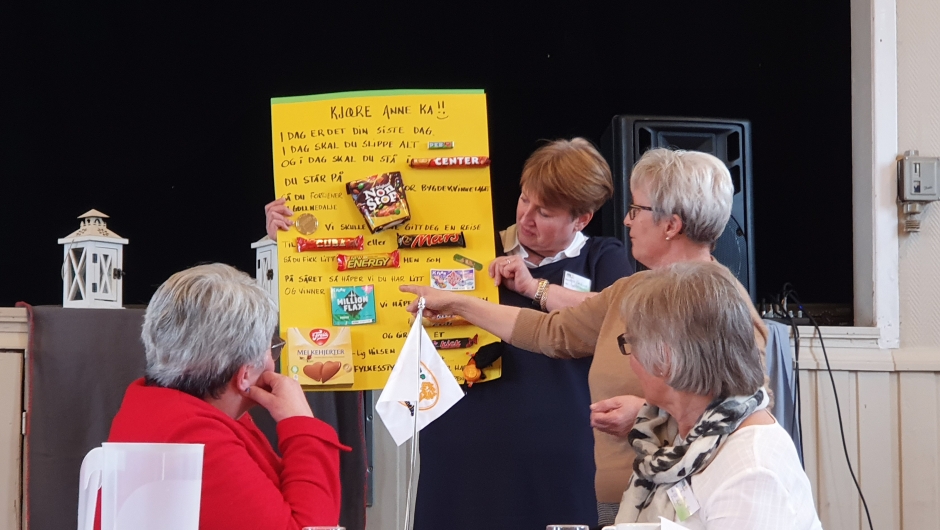 Fylkesstyrets kreative gave til avtroppende leder Anne Kathrine Munkejord