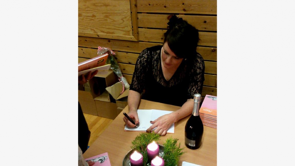 Solveig signerer boka til ivrige kjøpere Solveig signerer boka til ivrige kjøpere