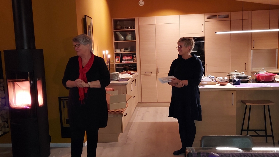 Solveig hadde invitert oss opp i det nye huset til gløgg og vørterkake