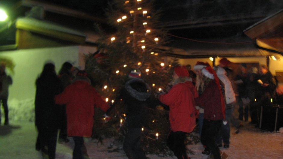 Dans rundt juletreet