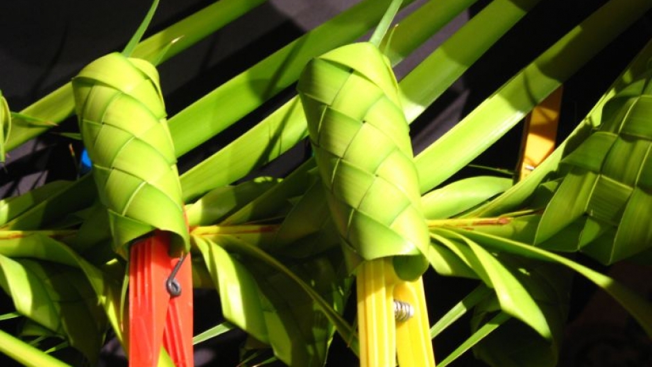 Klesklyper holder bøyen på bladene som er flettet ferdig