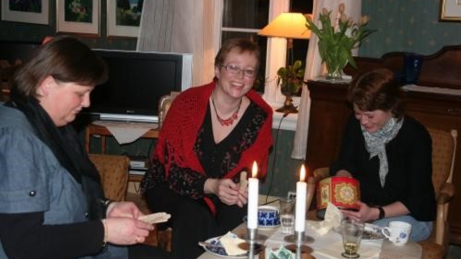 May Synnøve Næss Engen, Laila Skau Mjelde og Charlota Stenhaug kjøper årer i pausen.