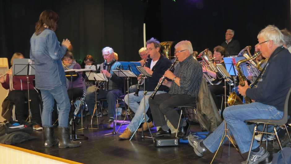 Hillestad Promenadeorkester slo an takten for kvelden