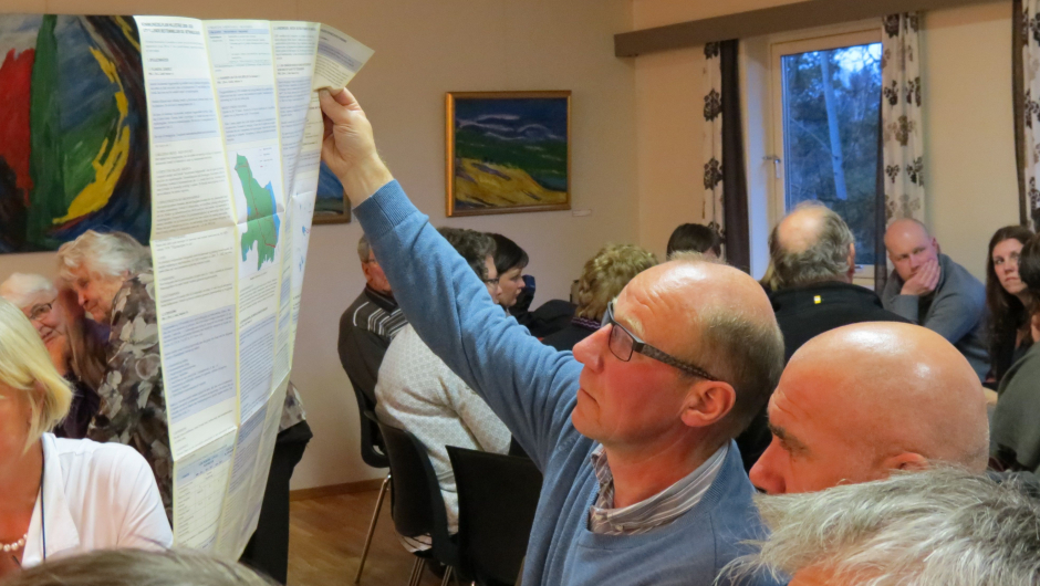 Leif Ness m.flere studerer kommunedelplanen