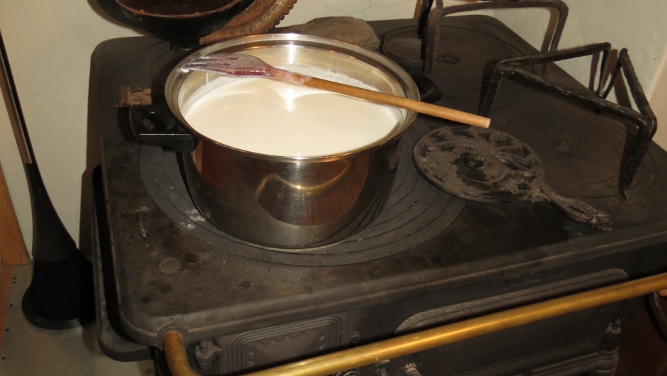 Grøten kokes ferdig før vi skal avsted med den til Bygdehuset