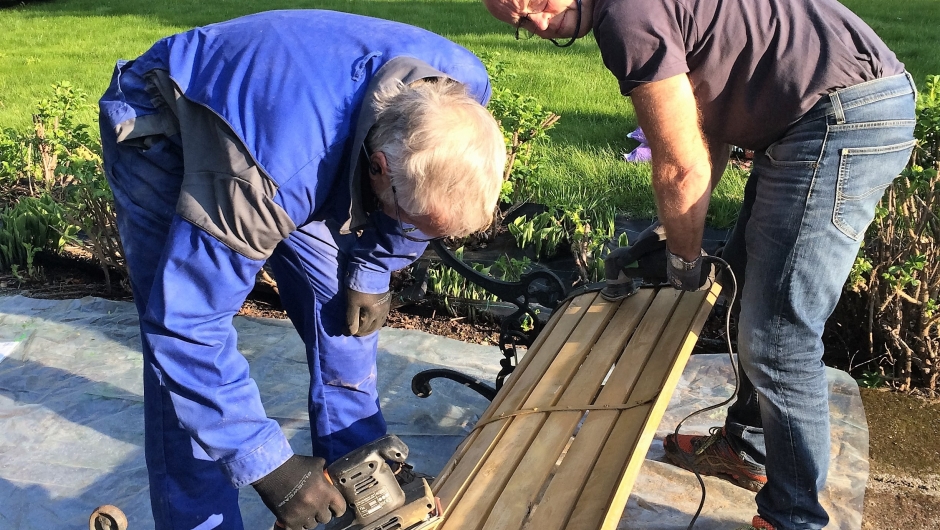 Pussing og beising av benkar og bord. Pussing og beising av benkar og bord.