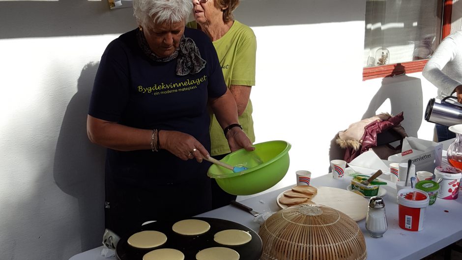 Elin Korneliussen steikte lappekake,r Toril Lyngvær solgte kaker og kaffi. Elin Korneliussen steikte lappekake,r Toril Lyngvær solgte kaker og kaffi.