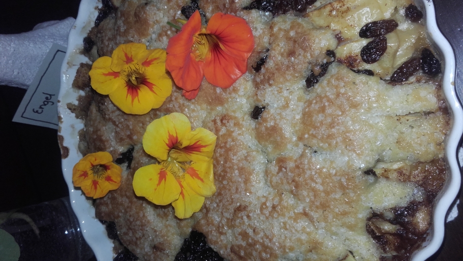 Eplekake med ringblomster