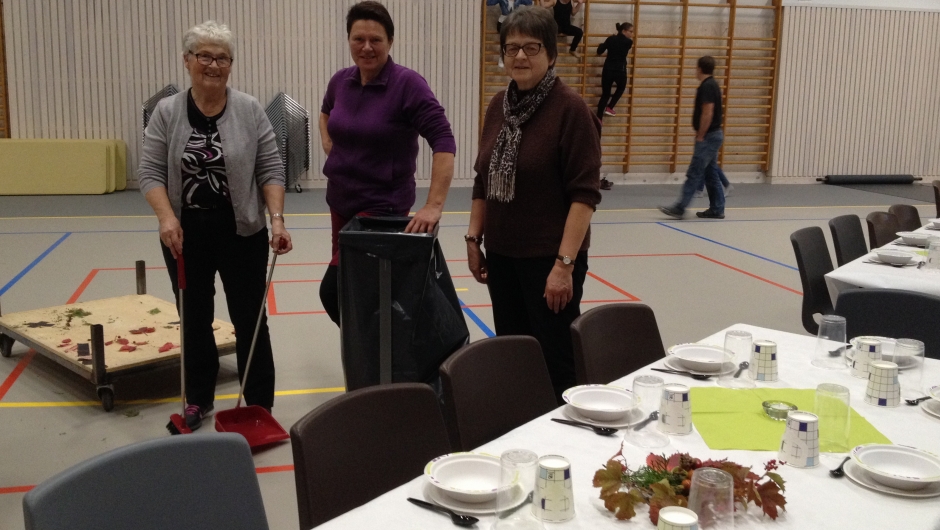 Her har dei pynta og dekka på til 400 !! Her har dei pynta og dekka på til 400 !!