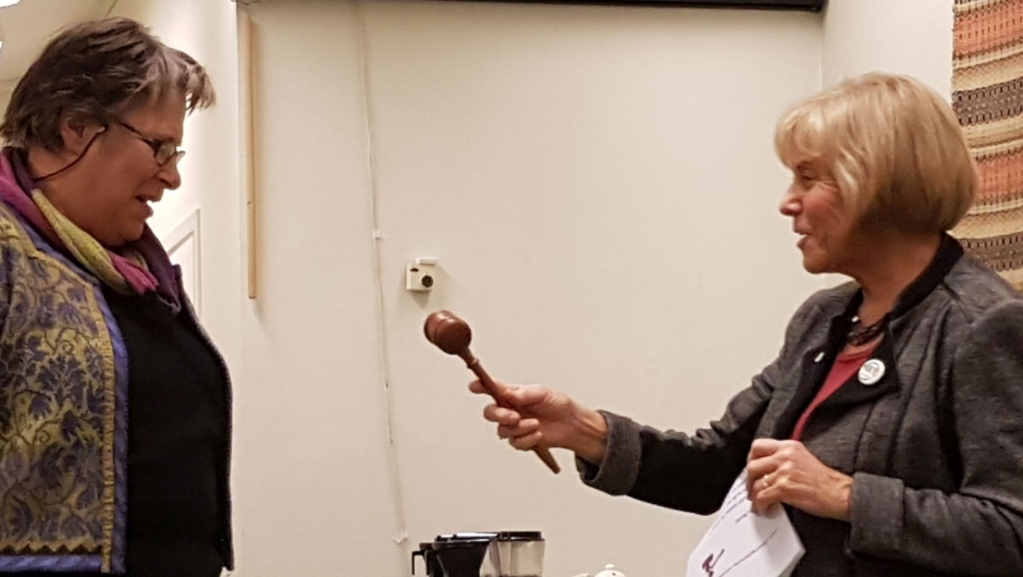 Torunn B Solberg (avtroppende leder) overlater klubba til lagets nyvalgte leder, Anne Berit Finden