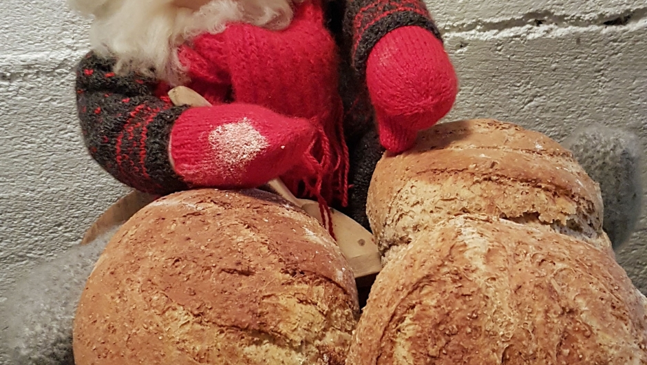 Bakstenissen nyter synet av nybakt brød Bakstenissen er førnøyd, når bakerovnsbrøda er ferdig og ser og smaker perfekt