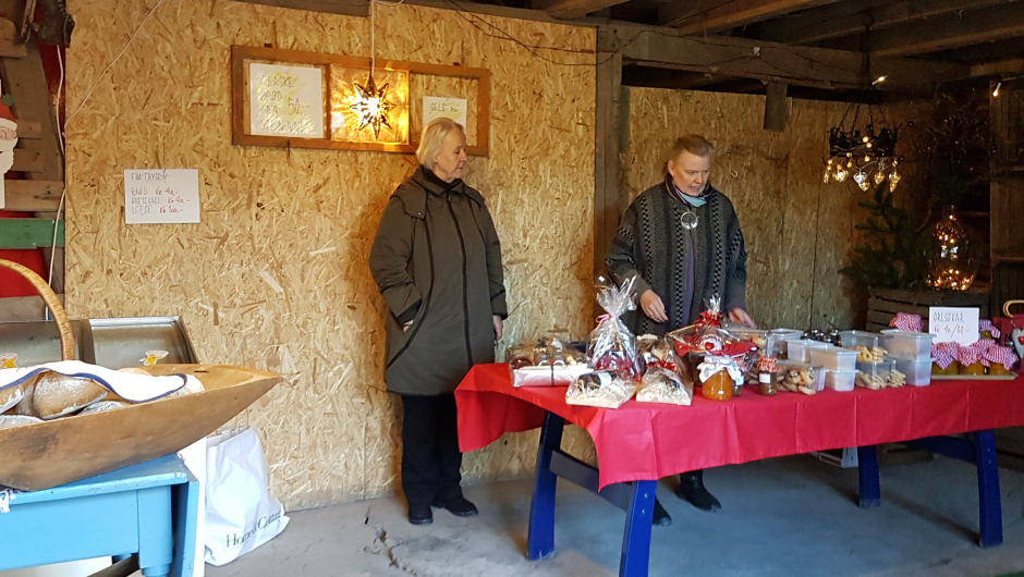 Jorunn Lian og Jorunn Christophersen selger julebakst, bakerovnsbrød og mye søte saker Mye godt å få kjøpt i den gamle stallen