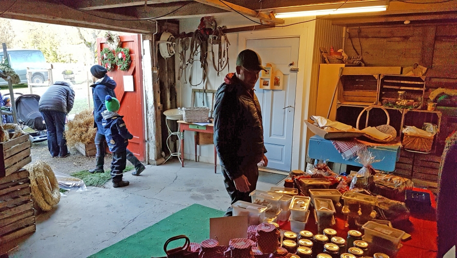 Borte er hest og seletøy, men du kan få kjøpt syltetøy.. Gamle stallen har ingen hest, men mye annet til en hyggelig gjest