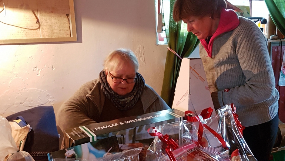 Wenche Torsøe tar lodd og Sidsel Myhre Nordy noterer i loddboka Utloddning må julemarkeder ha