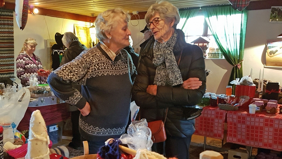 Berit Hansen og Ragnihild Wold Hansen finner tonen i fjøset Bygdedamer i gamlefjøset