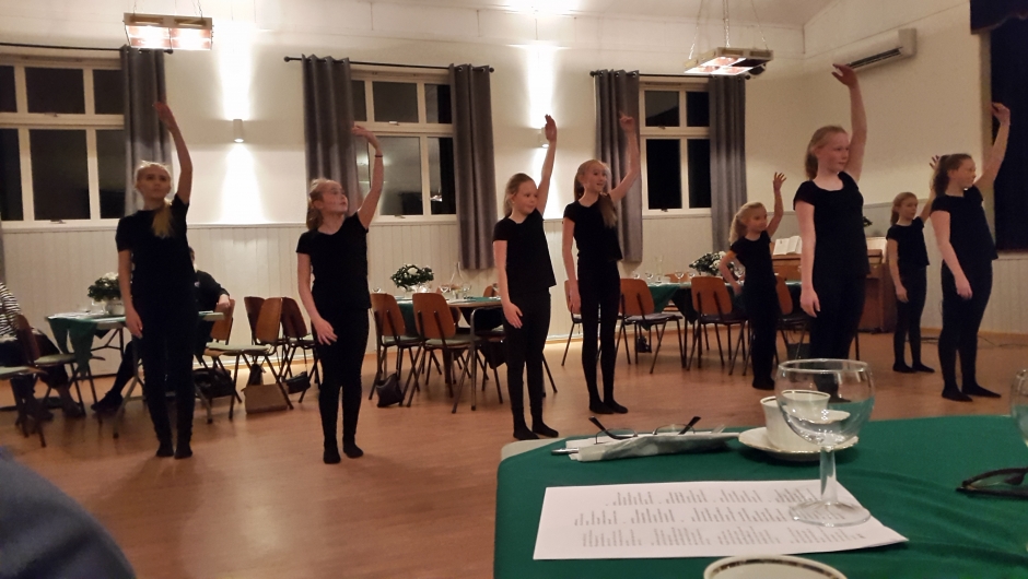 9 jenter fra Halden danseskole