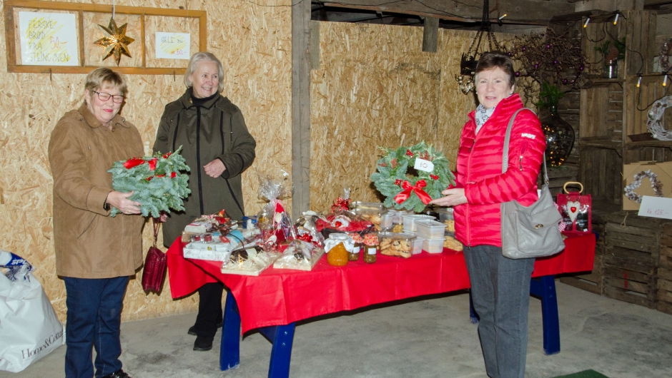 Jorunn Christophersen frister med honning, kaker, brød og andre saker To som har funnet det de vil ha, kranser