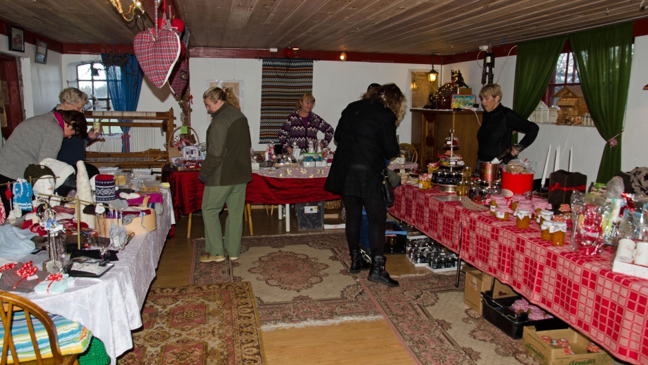 I fjøset er melka bytta ut med julens godsaker I det gamle fjøset har kua flytta ut og aktive bygdedamer flytta inn