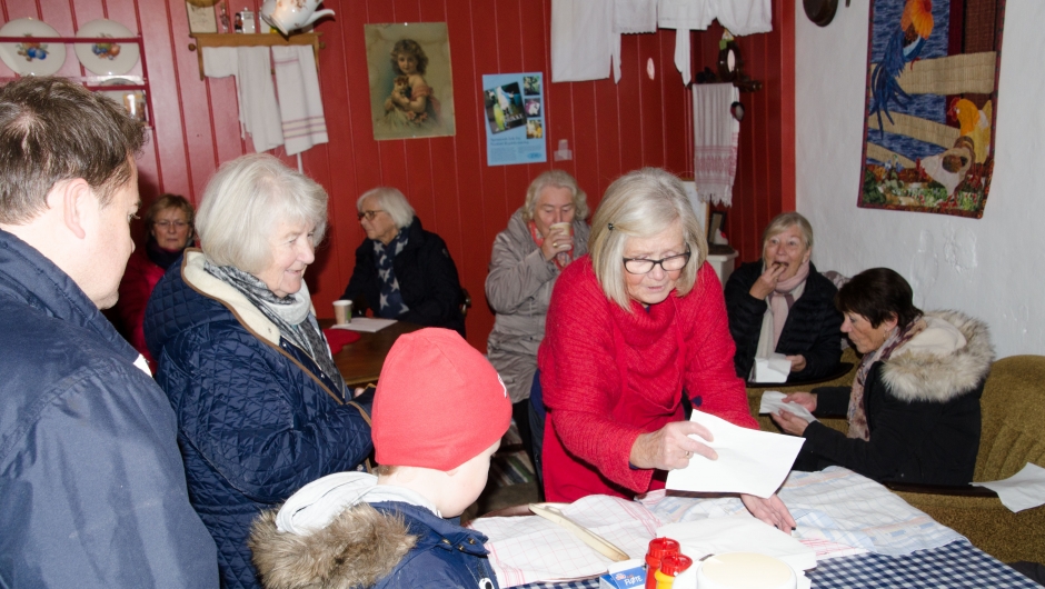 Skal det være en svele, en kaffe eller ei pølse?,spør Lise Aardal Kafè Tuppa byr på deilig svele.