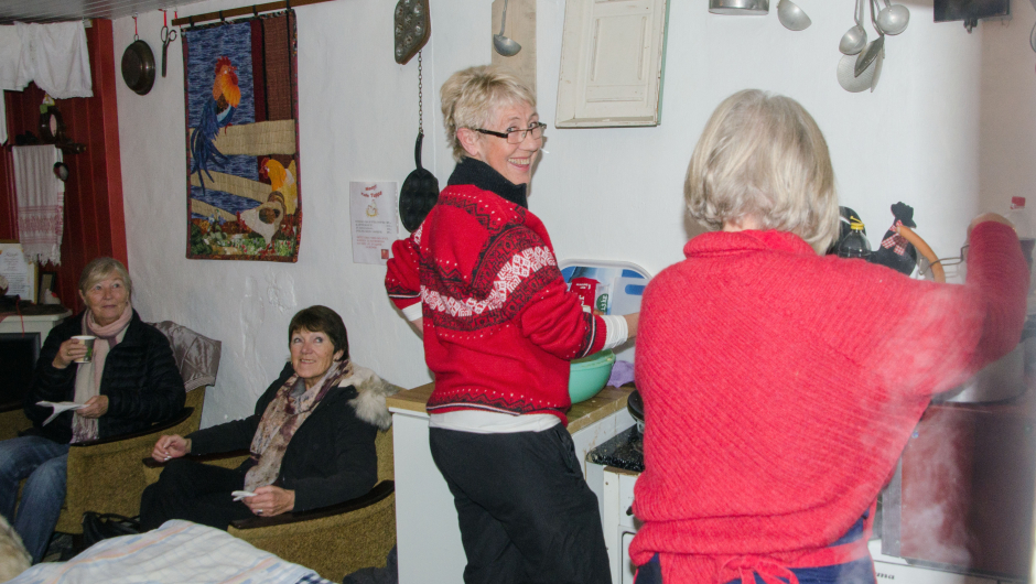 Inger Johanne Amundsen steker bøttevis av svelerøre Dampen opp, svela skal ¨på takka, det lukter og smaker så godt