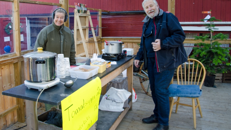 Sjefen for servering av varme medisterkaker, Lars Hassum og sjefa for tomatsuppa Ellen Merethe Grorud serverer deg med et smil! Varme medisterkaker servert på gaffel og tomatsuppe i beger, mmm