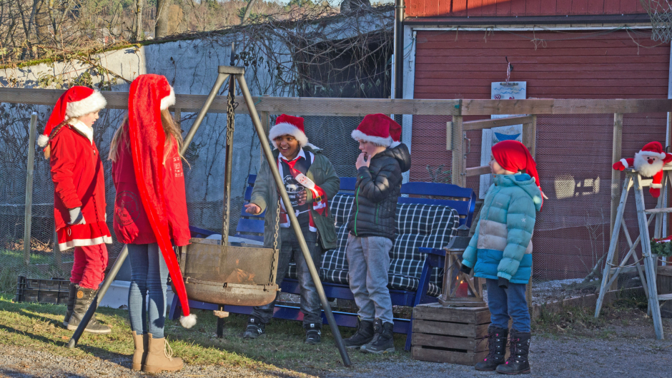 Musikantnissene varmer seg ved bålet