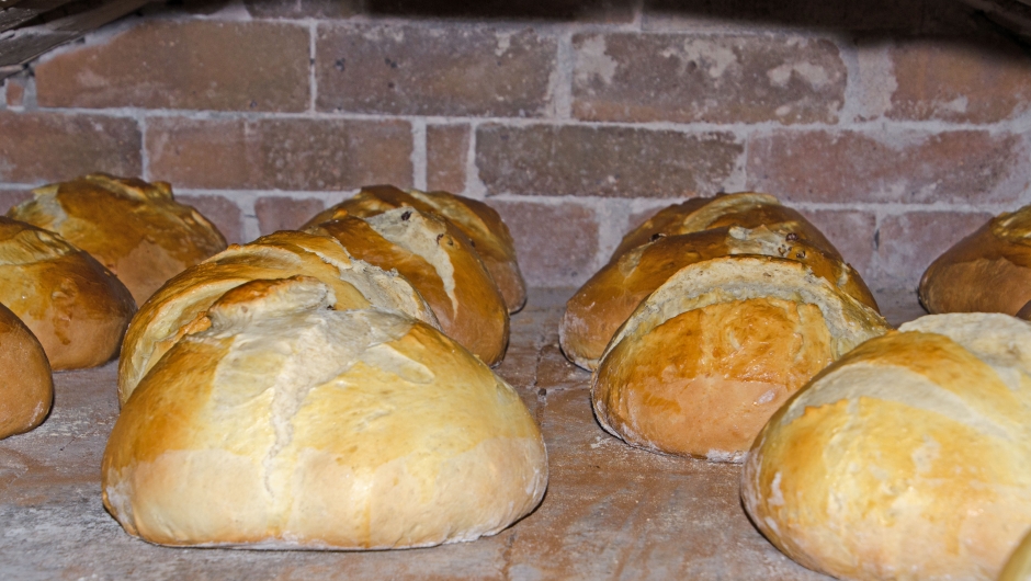 Tenk deg varme bakerovnsbrød med godt smør som smelter på skiva... Bakerovns hvetekaker, ja det er godt det!