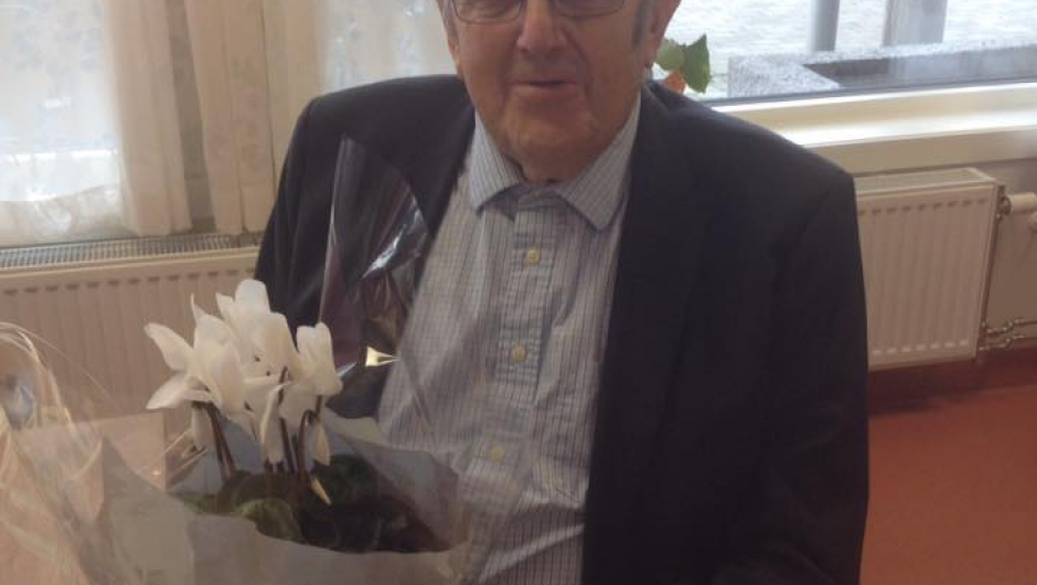 Sverre Sæthre ble takket for kjøring av noen uten bil...