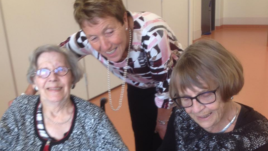 ... Aashamar var også tilstede. Her i hyggelig samtale med Ingegjerd Backe og Anne Jorunn Joberg.
