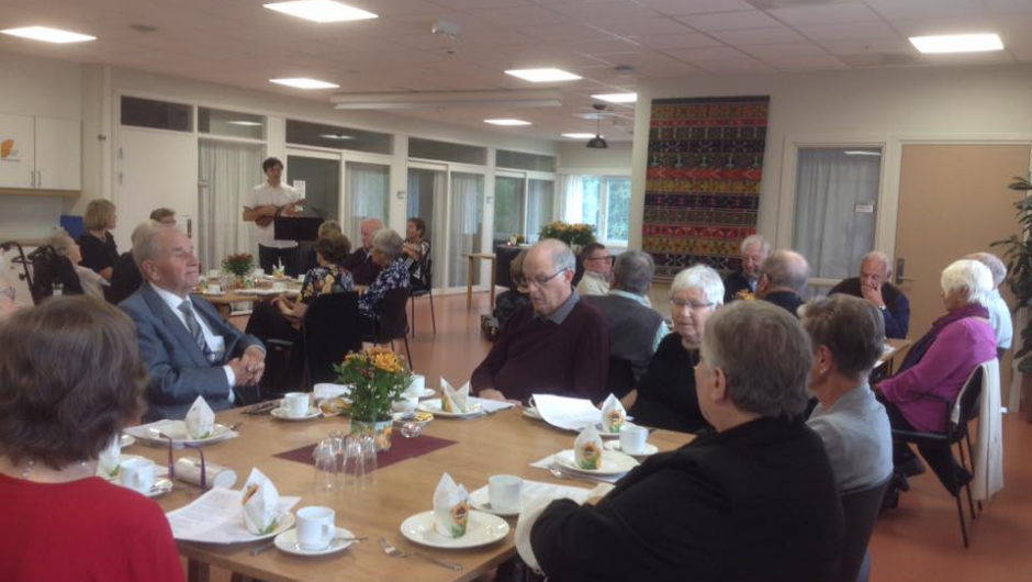 Oversiktsbilde. Ole Hafell spiller og synger i bakgrunnen.