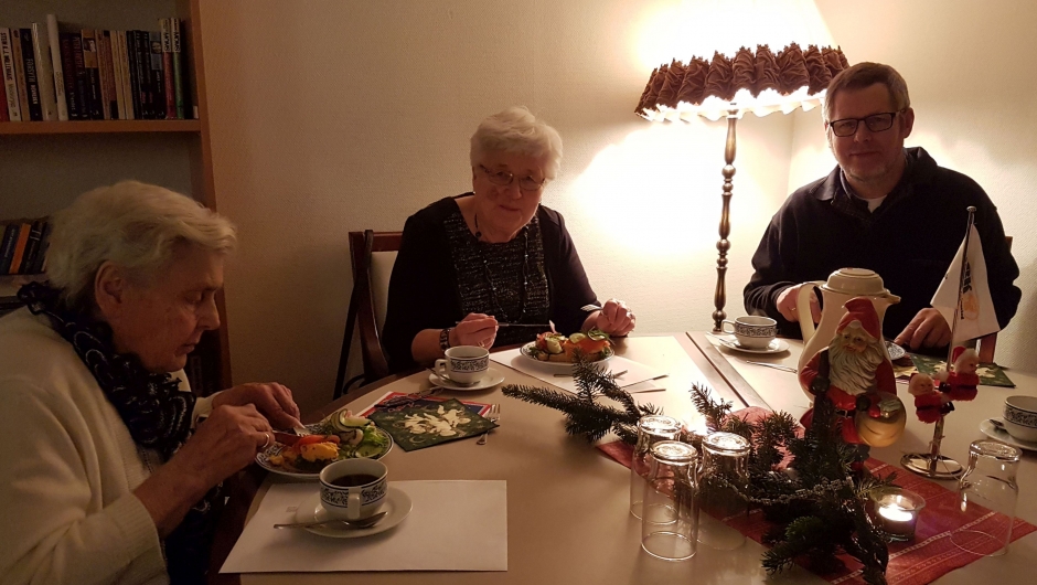 Trond Guthus i godt selskap med Berit Tronrud og Synnøve Hegg