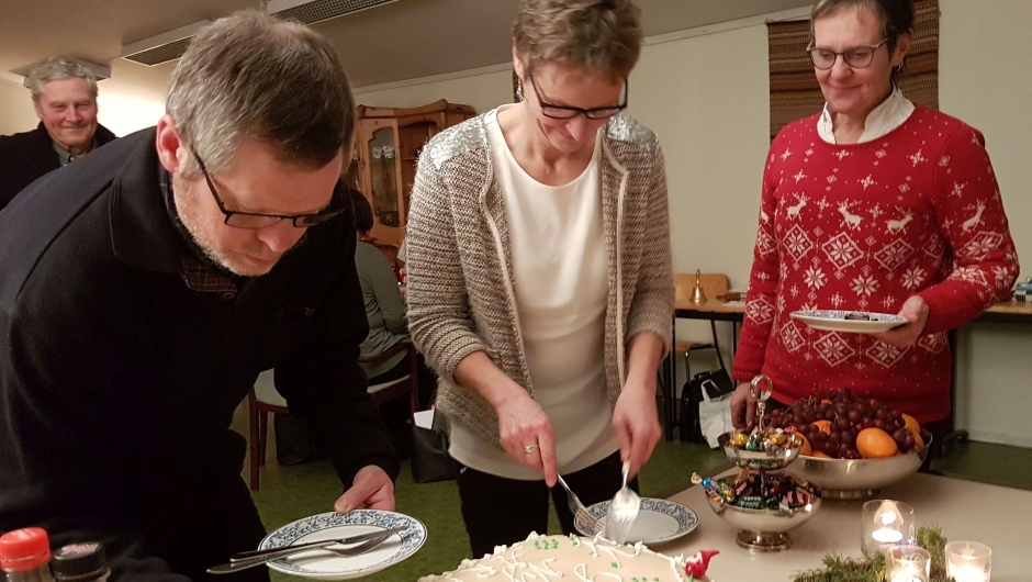Trond Guthus vet å sette pris på torunns marsipankake - og det gjør visst Helga JenshuT og Sigrid Lian